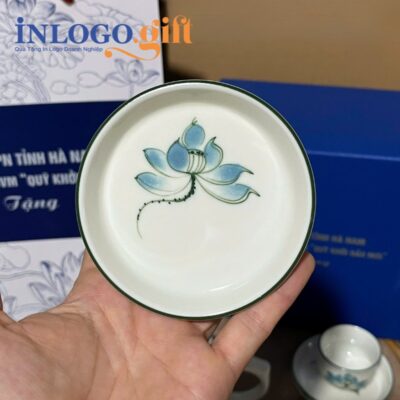 Bộ ấm chén in logo họa tiết vẽ tay hoa sen xanh dáng vai vuông 350ml