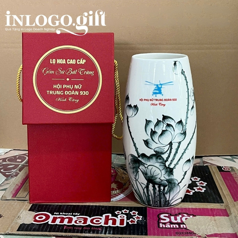 Lọ hoa in logo dáng bom màu trắng họa tiết hoa sen đen 32cm LH-02
