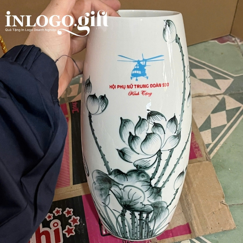 Lọ hoa in logo dáng bom màu trắng họa tiết hoa sen đen 32cm LH-02