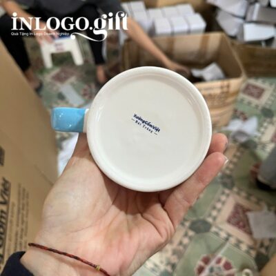 Ly sứ Bát Tràng in logo 2 màu xanh dương và trắng dáng trụ quai C 350ml