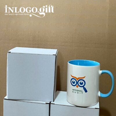 Ly sứ Bát Tràng in logo 2 màu xanh dương và trắng dáng trụ quai C 350ml