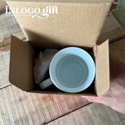 Ly sứ Bát Tràng in logo có nắp dáng trụ quai vuông 350ml