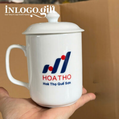Ly sứ Bát Tràng in logo có nắp dáng trụ quai vuông 350ml