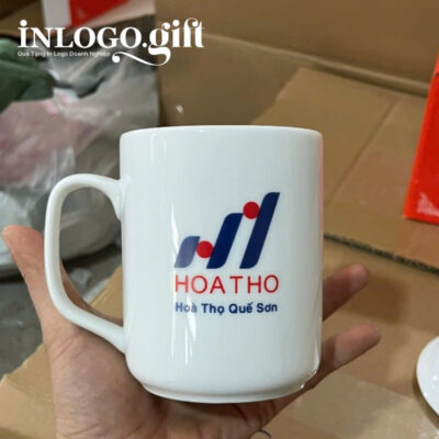 Ly sứ Bát Tràng in logo có nắp dáng trụ quai vuông 350ml