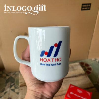 Ly sứ Bát Tràng in logo có nắp dáng trụ quai vuông 350ml