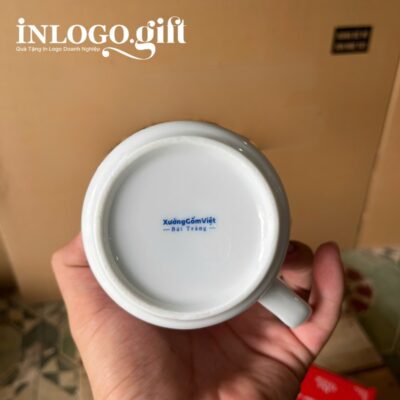 Ly sứ Bát Tràng in logo có nắp dáng trụ quai vuông 350ml
