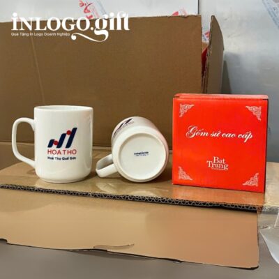 Ly sứ Bát Tràng in logo có nắp dáng trụ quai vuông 350ml