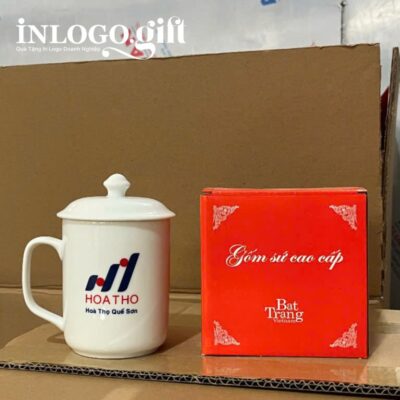 Ly sứ Bát Tràng in logo có nắp dáng trụ quai vuông 350ml