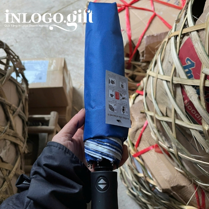 Ô dù in logo gấp 3 tự động 2 chiều vải pongee tráng keo đen màu xanh dương và trắng 96cm OD-02