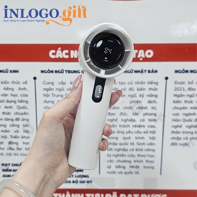 Quạt điện mini in logo cầm tay màu trắng hiển thị dung lượng pin 16.5cm QD-02