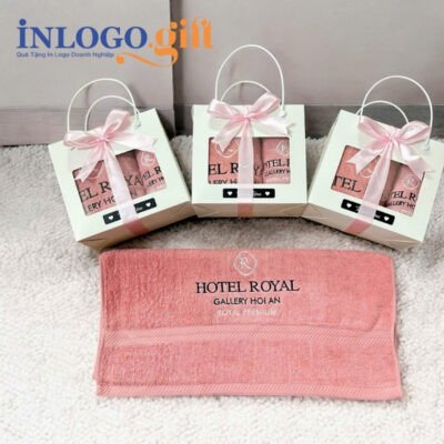Set 2 khăn tắm và mặt thêu logo màu hồng san hô