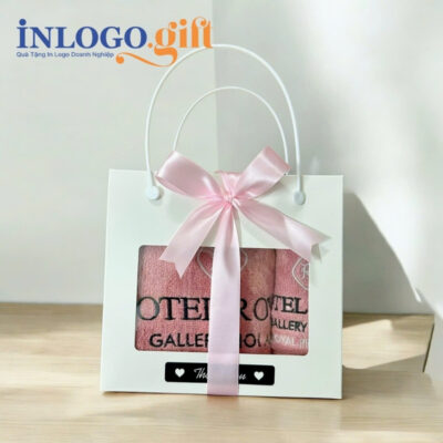 Set 2 khăn tắm và mặt thêu logo màu hồng san hô