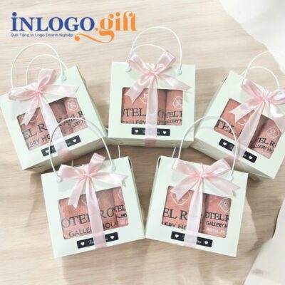 Set 2 khăn tắm và mặt thêu logo màu hồng san hô