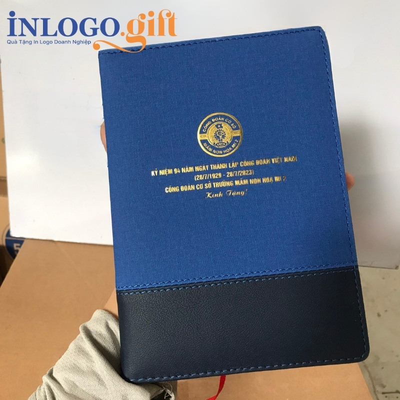 Sổ da in logo còng 2 khúc kín màu xanh dương và đen 17.5cmx23.5cm SD-04