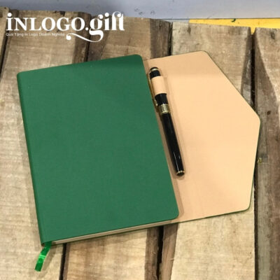 Sổ da in logo dán gáy 3 khúc màu xanh lá 15cmx21cm SD-01