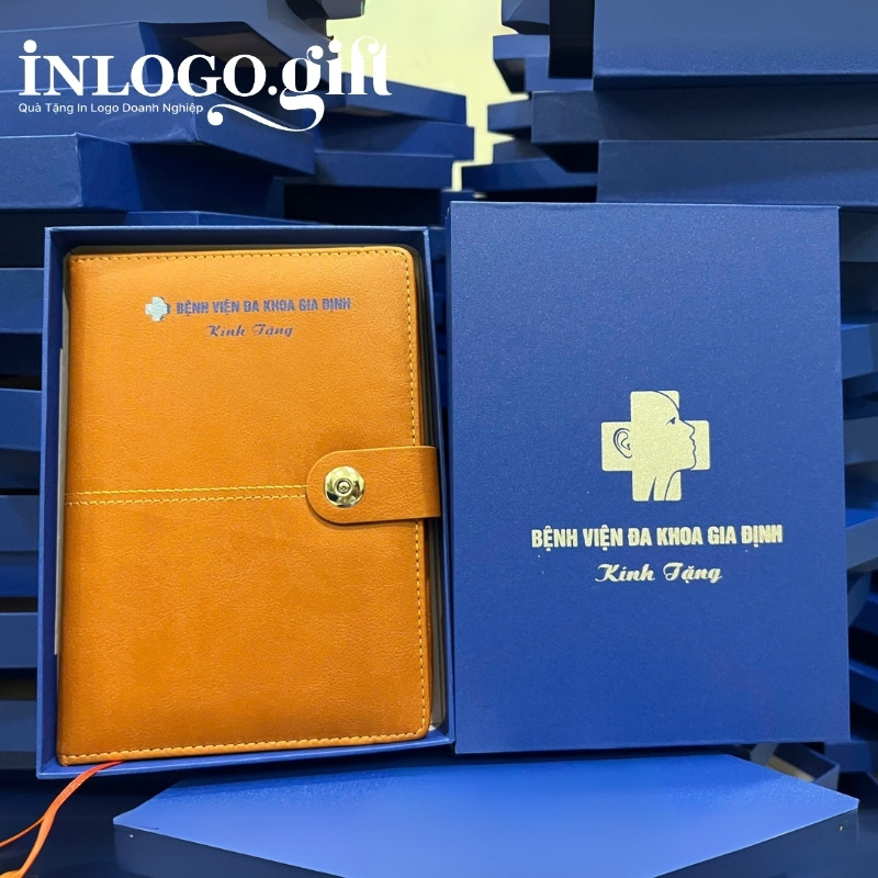 Sổ da in logo dán gáy khuy bấm màu nâu 15cmx21cm SD-03