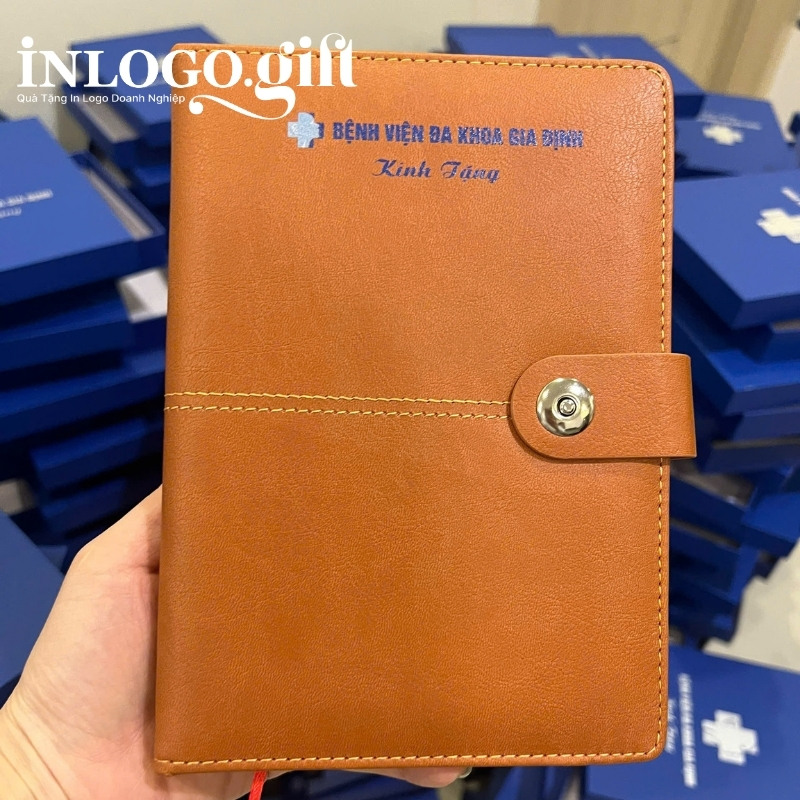 Sổ da in logo dán gáy khuy bấm màu nâu 15cmx21cm SD-03