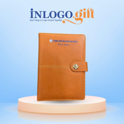 Sổ da in logo dán gáy khuy bấm màu nâu 15cmx21cm SD-03