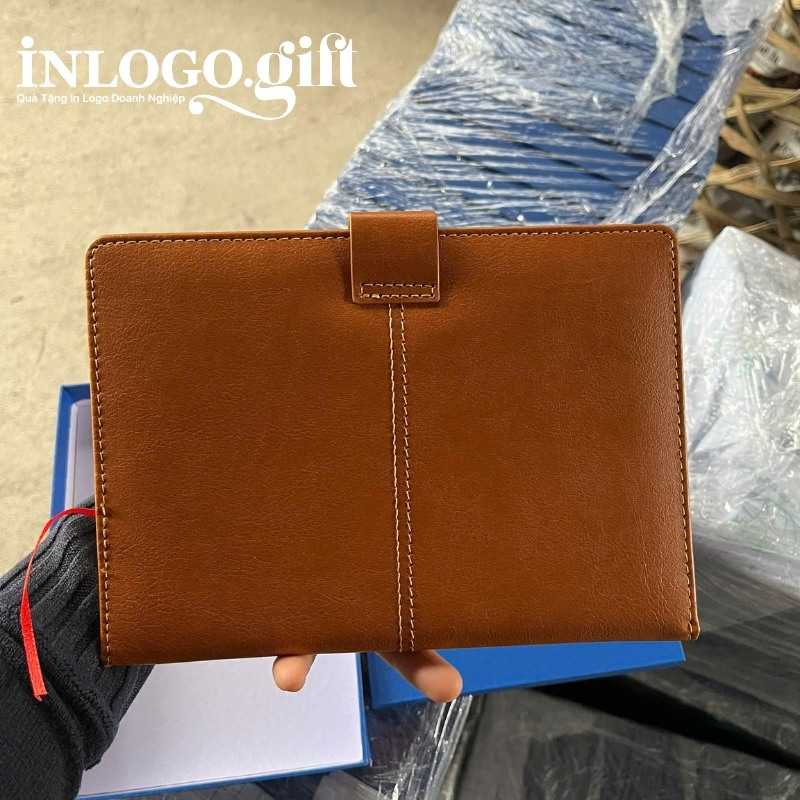 Sổ da in logo dán gáy khuy bấm màu nâu 15cmx21cm SD-03