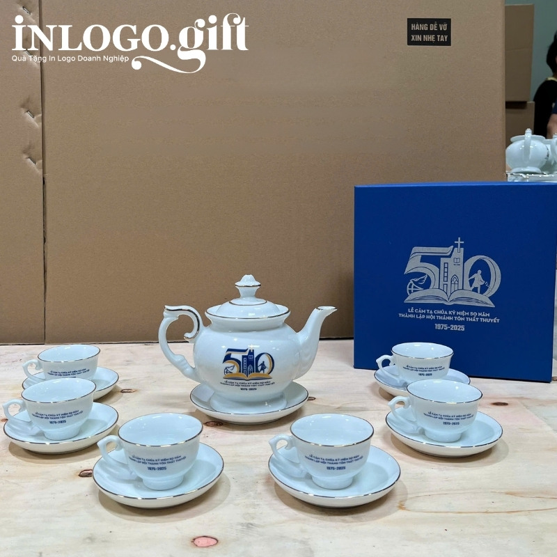 Bộ ấm chén in logo dáng thần đèn màu trắng 650ml AC-13