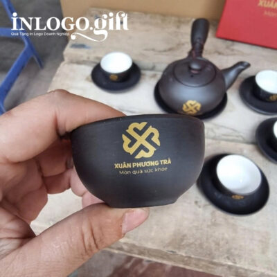 Bộ ấm chén in logo tử sa dáng bầu tròn quai chuôi màu nâu đất