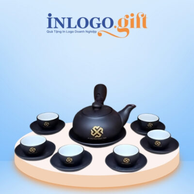 Bộ ấm chén in logo tử sa dáng bầu tròn quai chuôi màu nâu đất