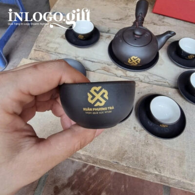 Bộ ấm chén in logo tử sa dáng bầu tròn quai chuôi màu nâu đất