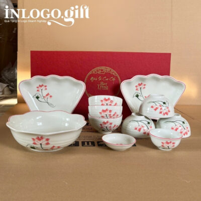 Bộ bát đĩa in logo 12 món men sứ trắng họa tiết hoa sen đỏ BD-05