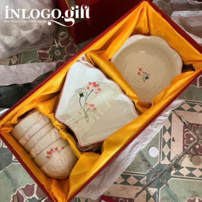 Bộ bát đĩa in logo 12 món men sứ trắng họa tiết hoa sen đỏ BD-05