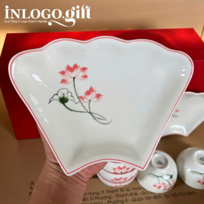 Bộ bát đĩa in logo 12 món men sứ trắng họa tiết hoa sen đỏ BD-05