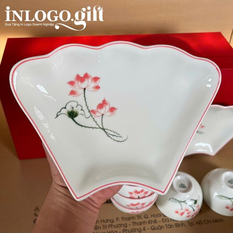 Bộ bát đĩa in logo 12 món men sứ trắng họa tiết hoa sen đỏ BD-05