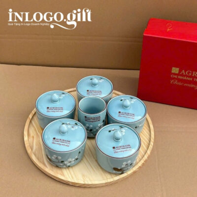 Bộ giftset in logo gồm 1 cốc sứ và 5 hũ mứt họa tiết hoa mai trắng