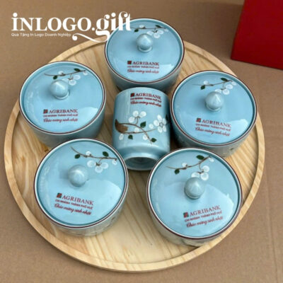 Bộ giftset in logo gồm 1 cốc sứ và 5 hũ mứt họa tiết hoa mai trắng