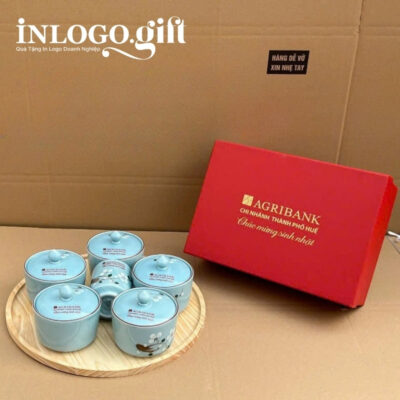 Bộ giftset in logo gồm 1 cốc sứ và 5 hũ mứt họa tiết hoa mai trắng