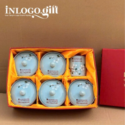 Bộ giftset in logo gồm 1 cốc sứ và 5 hũ mứt họa tiết hoa mai trắng