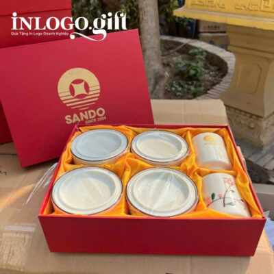Bộ giftset in logo gồm 2 cốc sứ và 4 hũ mứt họa tiết hoa đào