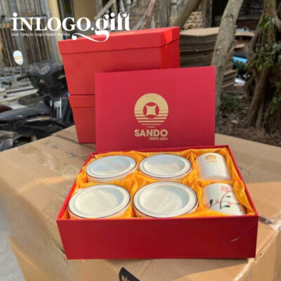 Bộ giftset in logo gồm 2 cốc sứ và 4 hũ mứt họa tiết hoa đào