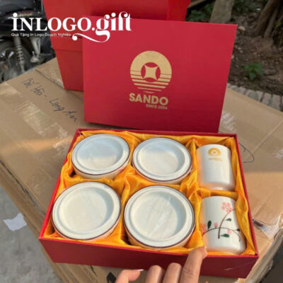 Bộ giftset in logo gồm 2 cốc sứ và 4 hũ mứt họa tiết hoa đào