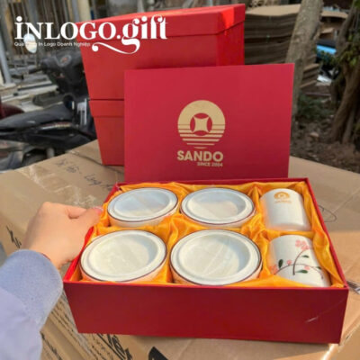 Bộ giftset in logo gồm 2 cốc sứ và 4 hũ mứt họa tiết hoa đào