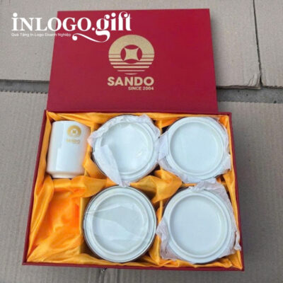 Bộ giftset in logo gồm 2 cốc sứ và 4 hũ mứt họa tiết hoa đào