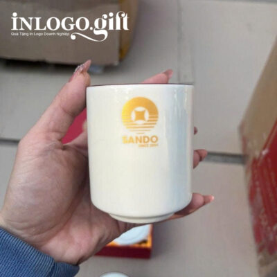 Bộ giftset in logo gồm 2 cốc sứ và 4 hũ mứt họa tiết hoa đào