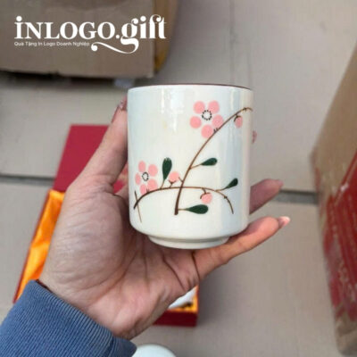 Bộ giftset in logo gồm 2 cốc sứ và 4 hũ mứt họa tiết hoa đào