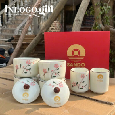 Bộ giftset in logo gồm 2 cốc sứ và 4 hũ mứt họa tiết hoa đào