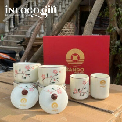 Bộ giftset in logo gồm 2 cốc sứ và 4 hũ mứt họa tiết hoa đào