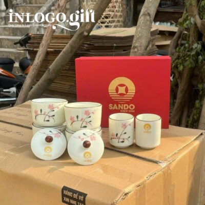 Bộ giftset in logo gồm 2 cốc sứ và 4 hũ mứt họa tiết hoa đào