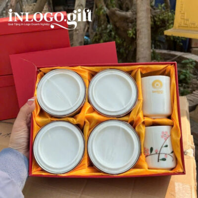 Bộ giftset in logo gồm 2 cốc sứ và 4 hũ mứt họa tiết hoa đào