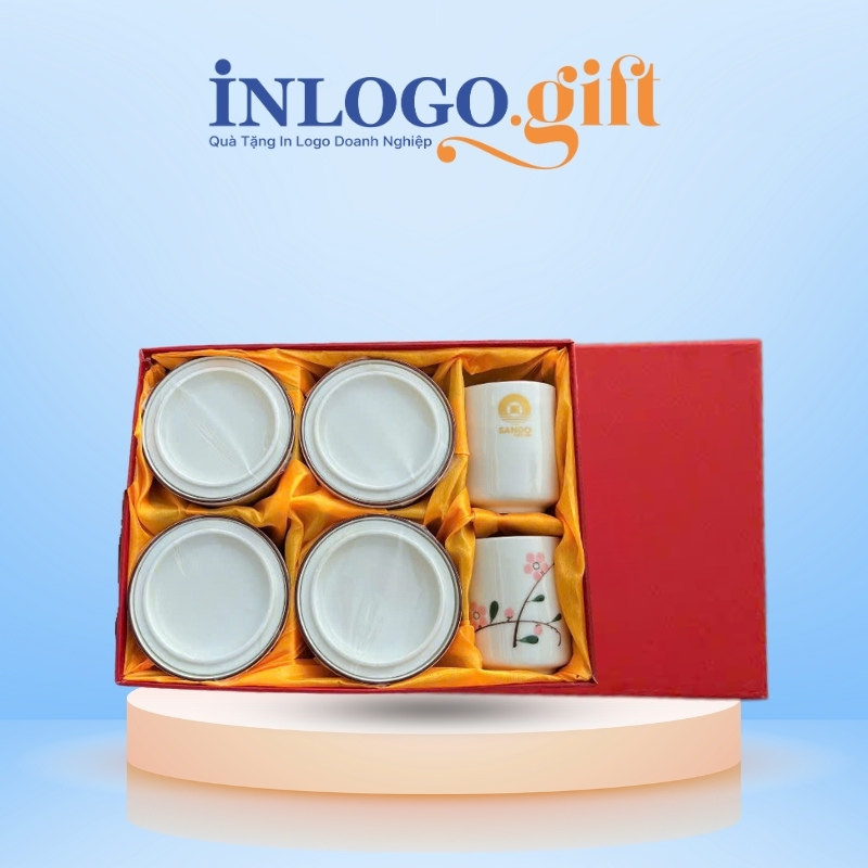 Bộ giftset in logo gồm 2 cốc sứ và 4 hũ mứt họa tiết hoa đào