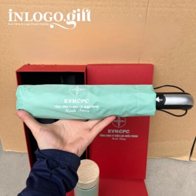 Bộ giftset in logo gồm bình giữ nhiệt nắp gỗ và ô dù gấp 3 tự động 1 chiều