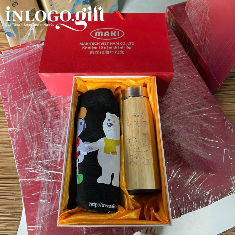 Bộ giftset in logo gồm bình giữ nhiệt vỏ tre và túi vải canvas BGS-32
