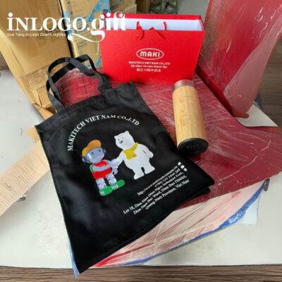 Bộ giftset in logo gồm bình giữ nhiệt vỏ tre và túi vải canvas BGS-32